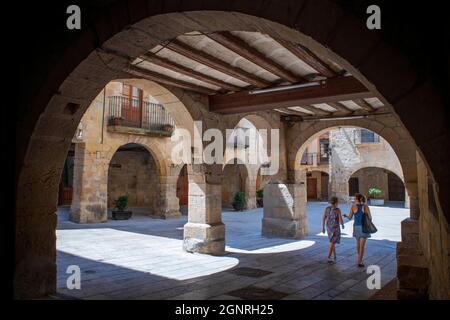 Archi nella piazza di Ajuntament Horta de Sant Joan, municipio a Placa de l'Esglesia, collina di Horta de San Juan, regione vinicola Terra alta, Tarrag Foto Stock