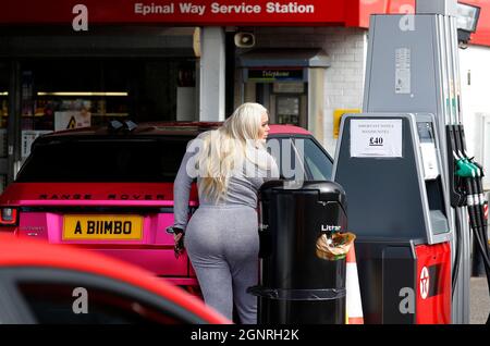 Loughborough, Leicestershire, Regno Unito. 27 settembre 2021. Un conducente di una Range Rover rosa con una targa che riporta ÒA BiimboÓ si riempie in un distributore di benzina Texaco dopo che il governo ha esortato le persone a continuare ad acquistare benzina come di consueto, nonostante i problemi di fornitura che hanno chiuso alcune stazioni. Credit Darren Staples/Alamy Live News. Foto Stock