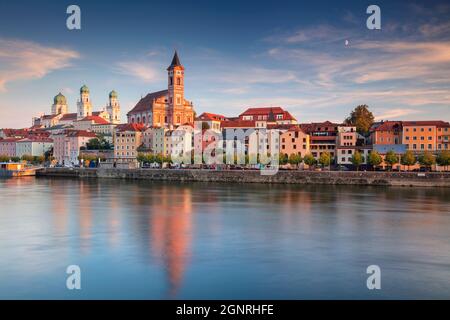 Passau Skyline, Germania. Immagine del paesaggio urbano dello skyline di Passau, Baviera, Germania al tramonto d'autunno. Foto Stock