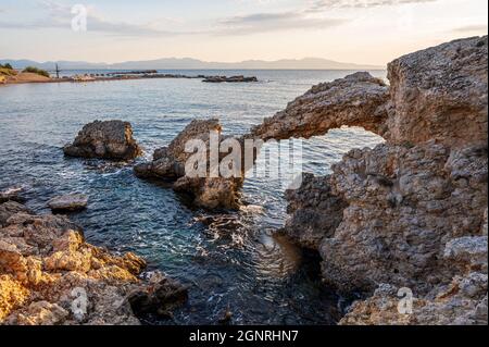 Panorama dell'arco naturale della spiaggia di Portitxol a l'Escala, Costa Brava - Girona, Spagna Foto Stock