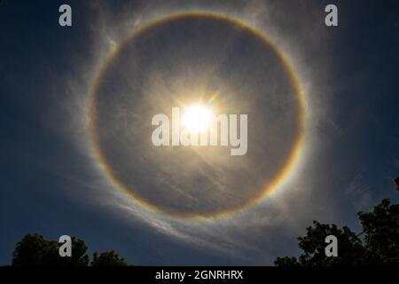 Circoscritto Solar Halo a mezzogiorno a Singapore Foto Stock