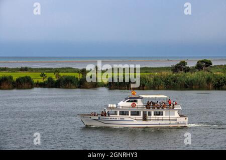 Gita in barca sul fiume Ebro, Deltebre, Riumar, Isla de buda, Baix Ebre, Tarragona. Parco naturale del Delta del Ebre nel Delta dell'Ebro all'alba (Tarragona Foto Stock