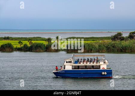 Gita in barca sul fiume Ebro, Deltebre, Riumar, Isla de buda, Baix Ebre, Tarragona. Parco naturale del Delta del Ebre nel Delta dell'Ebro all'alba (Tarragona Foto Stock