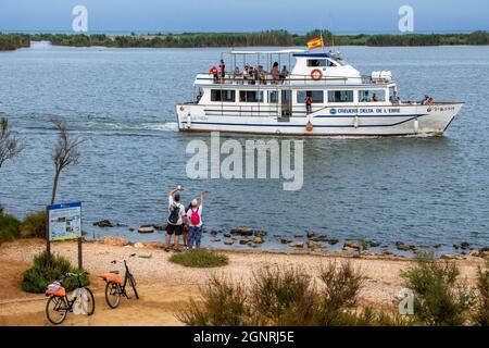 Gita in bicicletta e barca sul fiume Ebro, Deltebre, Riumar, Isla de buda, Baix Ebre, Tarragona. Parco naturale del Delta del Ebre nel Delta dell'Ebro all'alba Foto Stock