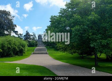 Margam, Neath Port Talbot Wales Regno Unito 6 aprile 2019 Margam Country Park, il 19 ° secolo Tudor Gothic Mansion Grand ingresso vialetto Foto Stock