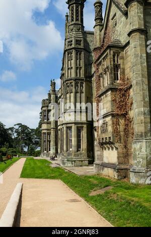 Margam, Neath Port Talbot Galles Regno Unito 6 aprile 2019 Margam Country Park, il 19 ° secolo Tudor Gothic Mansion dettaglio di elevazione di pietra Foto Stock