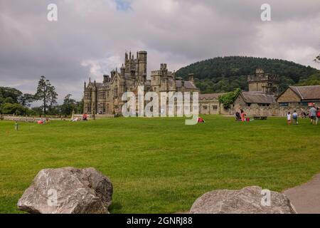 Margam, Neath Port Talbot Wales Regno Unito 6 aprile 2019 Margam Country Park, il 19 ° secolo Tudor Gothic Mansion vista paesaggio Foto Stock