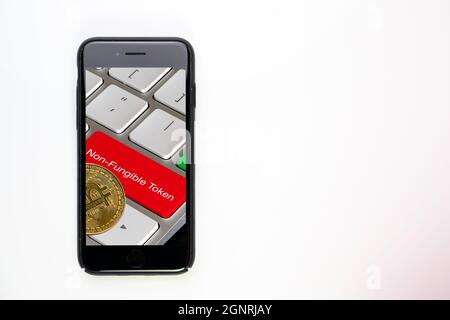 Cellulare con NFT non Fungibile token immagine isolato su uno sfondo bianco con copyspace Foto Stock