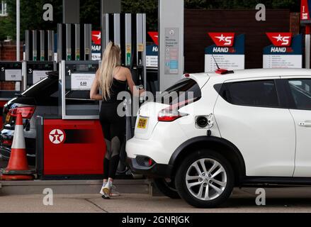 Loughborough, Leicestershire, Regno Unito. 27 settembre 2021. Un conducente si rifornisce in un distributore di benzina Texaco con segnali che indicano una spesa massima di £ 40 dopo che il governo ha esortato le persone a continuare ad acquistare benzina come di consueto, nonostante i problemi di fornitura che hanno chiuso alcune stazioni. Credit Darren Staples/Alamy Live News. Foto Stock