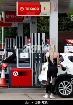 Loughborough, Leicestershire, Regno Unito. 27 settembre 2021. Un conducente si rifornisce in un distributore di benzina Texaco con segnali che indicano una spesa massima di £ 40 dopo che il governo ha esortato le persone a continuare ad acquistare benzina come di consueto, nonostante i problemi di fornitura che hanno chiuso alcune stazioni. Credit Darren Staples/Alamy Live News. Foto Stock