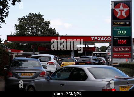 Loughborough, Leicestershire, Regno Unito. 27 settembre 2021. I conducenti si accodano in un distributore di benzina Texaco dopo che il governo ha esortato le persone a continuare ad acquistare benzina come di consueto, nonostante i problemi di approvvigionamento che hanno chiuso alcune stazioni. Credit Darren Staples/Alamy Live News. Foto Stock