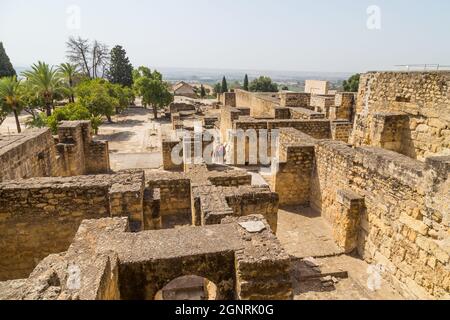 Cordoba, Spagna - 12 agosto 2021: Palazzo di Medina Azahara, città araba fondata nel 936 da Abderraman III circa 8 km da Cordoba, Andalusia, Sp Foto Stock