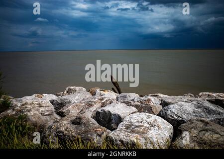 Armatura di roccia le difese costiere Bawdsey Suffolk REGNO UNITO Foto Stock