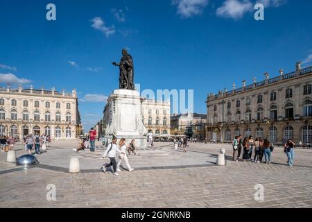 Statua Stanislas I. Leszcynski vor Hotel de Ville Grand Hotel und Opernhaus am Place Stanislas, Unesco Weltkulturerbe, Nancy, Lothringen, Frankreich, Foto Stock