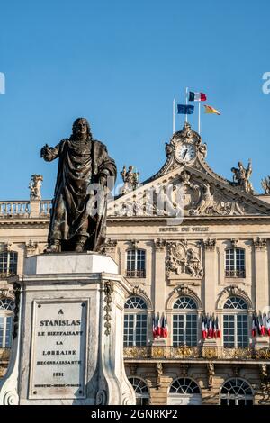 Statua Stanislas I. Leszcynski vor Hotel de Ville am Place Stanislas, Unesco Weltkulturerbe, Nancy, Lothringen, Frankreich, Europa Foto Stock