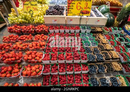 Markthalle in Nancy, Marktstand mit Obst , Marche Couvert de Nancy, Meurthe et Moselle, Lohthringen, Frankreich Foto Stock