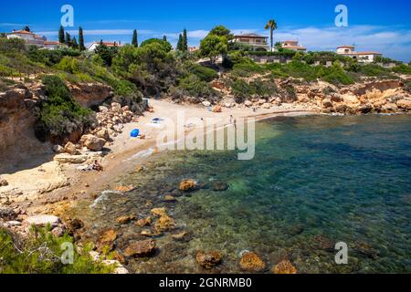 Spiaggia di Platja de Perales. Cami de Ronda, un sentiero costiero lungo la Costa Daurada, Catalogna Spagna. Percorso di sabbia tra l''Ampolla e l''ametlla de Mar Foto Stock