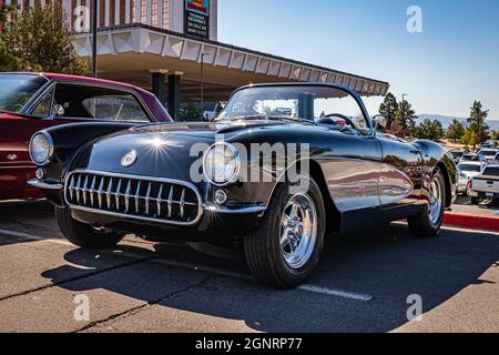 Reno, NV - 4 agosto 2021: 1957 Chevrolet Corvette convertibile ad una fiera locale. Foto Stock