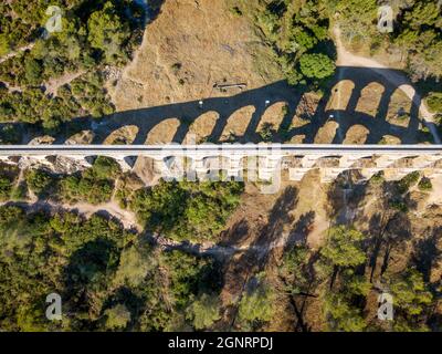 Veduta aerea dell'antico ponte romano acquedotto Pont del Diable o Ponte del Diavolo a Tarragona, Spagna. Il cosiddetto acquedotto de les Ferreres, anche kno Foto Stock