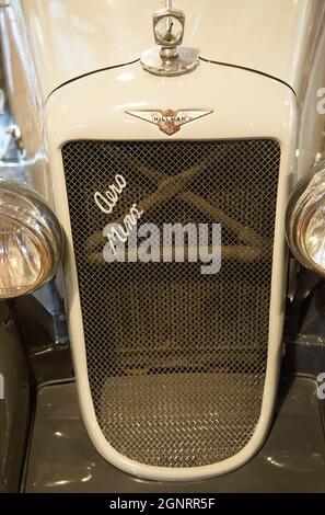 Marchio di fabbrica di auto d'epoca Hillman, Brooklands Museum, Weybridge, Surrey, Inghilterra Foto Stock