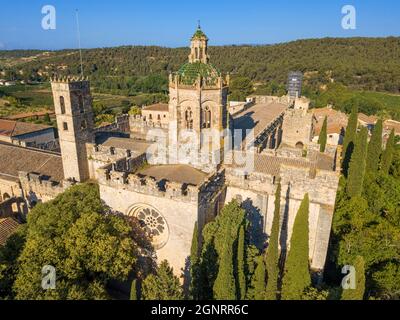 Veduta aerea del Chiostro di Monestir de Santa Maria de Santes Creus, abbazia cistercense, monastero, chiesa, Santes Creus, Aiguamurcia Tarragona, Cataloni Foto Stock