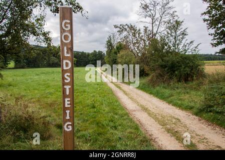 Cartello vicino all'inizio del sentiero Goldsteig a Waldershof Foto Stock