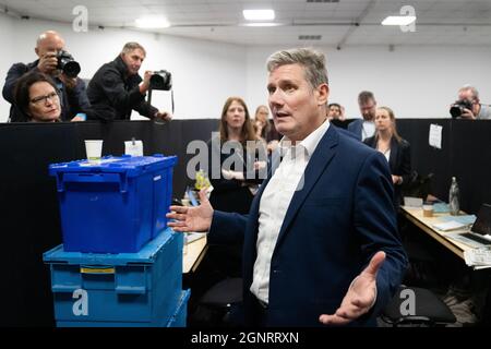 Il leader del lavoro, Sir Keir Starmer, parla alla stampa alla conferenza del partito laburista a Brighton. Data foto: Lunedì 27 settembre 2021. Foto Stock