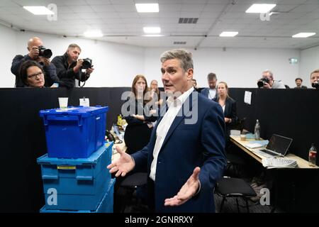 Il leader del lavoro, Sir Keir Starmer, parla alla stampa alla conferenza del partito laburista a Brighton. Data foto: Lunedì 27 settembre 2021. Foto Stock