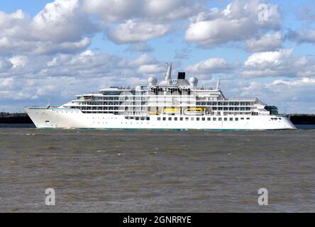 27/09/2021 Gravesend Regno Unito lussuosa nave da crociera di spedizione Crystal Endeavour lanciato nel luglio 2021crociera il Tamigi sulla sua strada verso la capitale questa poppa Foto Stock