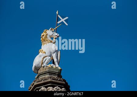 Statua di un unicorno, l'animale nazionale della Scozia, sulla cima della Croce Mercat in Piazza del Parlamento nella Città Vecchia di Edimburgo. Foto Stock