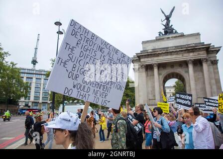 La gente si riunisce e marcia durante una marcia di libertà medica contro il 'piano B' del governo a Londra, sabato 25 settembre 2021. Foto Stock