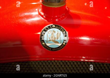 Vauxhall Motors marchio di fabbricazione di auto d'epoca, Brooklands Museum, Weybridge, Surrey, Inghilterra Foto Stock