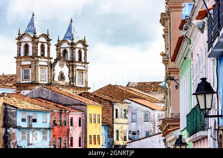 Colorato quartiere storico di Pelourinho con la torre della cattedrale sullo sfondo. Il centro storico di Salvador, Bahia, Brasile. Foto Stock