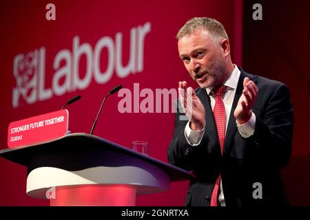 Il Segretario di Stato ombra per le Comunità e il Governo locale Steve Reed parla alla conferenza del Partito del lavoro a Brighton. Data foto: Lunedì 27 settembre 2021. Foto Stock