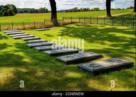 Il cimitero privato della famiglia Cappelen con lapidi metalliche posato a terra a Ulefoss, contea di Telemark, Norvegia. Foto Stock