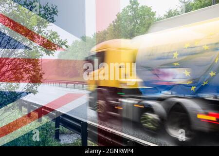 Autocisterna con bandiera UE e bandiera UK sovrastata. Aumento dei prezzi della benzina carburante, carenza di driver HGV, acquisto di panico carburante, carenze Brexit... concetto Foto Stock