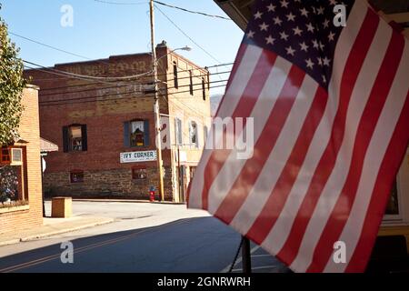 Negozi lungo Cherry Street a Black Mountain, North Carolina. Foto Stock