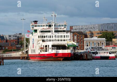 Town Quay, Southampton, Inghilterra, Regno Unito. 2021. Terminal dei traghetti Red Funnel Isle of Wight roro. Vista dall'acqua di Southampton. Foto Stock