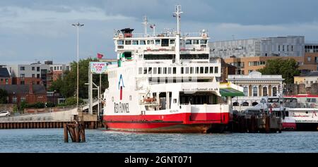 Town Quay, Southampton, Inghilterra, Regno Unito. 2021. Terminal dei traghetti Red Funnel Isle of Wight roro. Vista dall'acqua di Southampton. Foto Stock