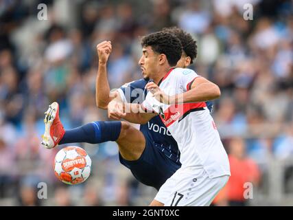 Herbert BOCKHORN (BACK/BO) in duelli contro Omar MARMOUSH (S), azione, Soccer 1 Bundesliga, 6° giorno di incontro, VfL Bochum (BO) - VfB Stuttgart (S), il 09/26/2021 a Bochum/Germania. Le normative #DFL vietano l'uso di fotografie come sequenze di immagini e/o quasi-video # Â Foto Stock