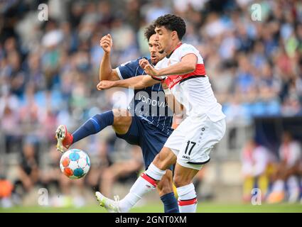 Herbert BOCKHORN (BACK/BO) in duelli contro Omar MARMOUSH (S), azione, Soccer 1 Bundesliga, 6° giorno di incontro, VfL Bochum (BO) - VfB Stuttgart (S), il 09/26/2021 a Bochum/Germania. Le normative #DFL vietano l'uso di fotografie come sequenze di immagini e/o quasi-video # Â Foto Stock