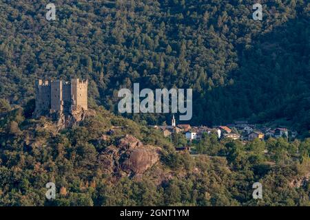 Il castello medievale di Ussel, Chatillon, Valle d'Aosta, Italia, immerso nella natura circostante Foto Stock