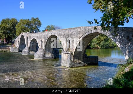 Il famoso ponte in pietra ottomano di Arta costruito nei primi anni del XVII secolo, su fondazioni romane e medieavali, comune di Arta, Epiro, Grecia. Foto Stock