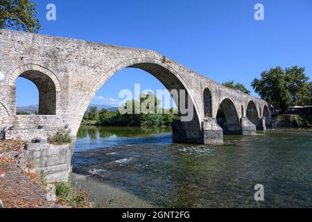 Il famoso ponte in pietra ottomano di Arta costruito nei primi anni del XVII secolo, su fondazioni romane e medieavali, comune di Arta, Epiro, Grecia. Foto Stock