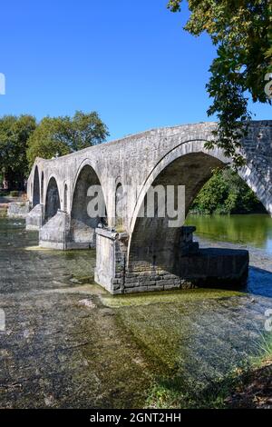 Il famoso ponte in pietra ottomano di Arta costruito nei primi anni del XVII secolo, su fondazioni romane e medieavali, comune di Arta, Epiro, Grecia. Foto Stock