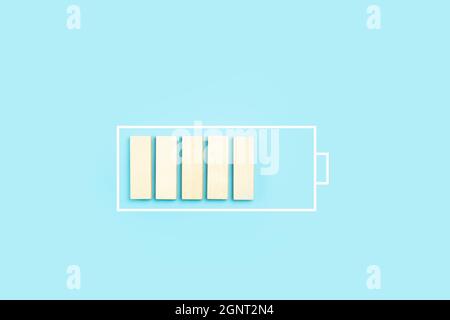 Caricare lo sfondo dell'icona di carica della batteria. Blocchi di legno come processo di carica. Foto di alta qualità Foto Stock