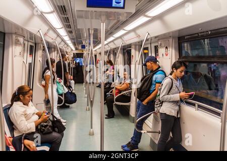 PANAMA CITY, PANAMA - 27 MAGGIO 2016: La gente viaggia in un treno della metropolitana a Panama City. Foto Stock