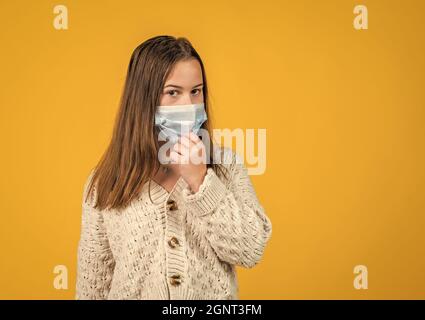 teen girl indossare maschera respiratore mentre coronavirus pandemic quarantena, covid19 Foto Stock