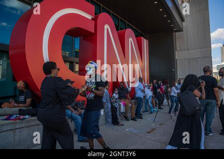 Atlanta, Georgia, Stati Uniti. 26 settembre 2021. Gli attivisti danzano durante il rally per la solidarietà con gli haitiani per uscire e opporsi al terribile maltrattamento dei richiedenti asilo haitiani fuori dal CNN Center nel centro di Atlanta. Credit: Andrew Clark/ZUMA Wire/Alamy Live News Foto Stock