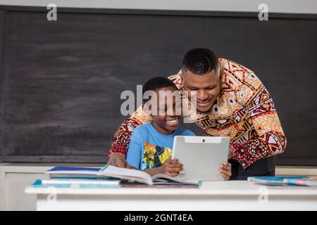 écolier apprenant dans la joie Foto Stock